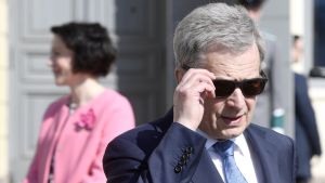 Soligt utanför presidentens slott under första maj. Sauli Niinistö.