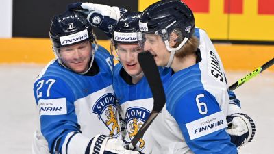 Petri Kontiola, Anton Lundell och Tony Sund firar mål.