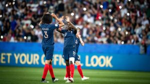 Vilar Frankrike sitt starka mittbackspar med Wendie Renard och Griedge Mbock? Franska mittbackarna Griedge Mbock och Wendy Renard laddar upp inför match.