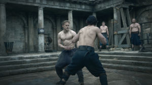 Tough guys don´t dance - they fight. Muskulösa Arthur tränar kampsport med andra muskulösa män.