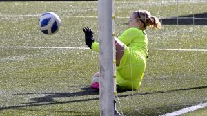 Målvakten Velma Oikarinen räddar en HJK-straff och tar sitt PK-35 Vanda till cupfinal. Målvakten Velma Oikarinen räddar en HJK-straff och tar sitt PK-35 Vanda till cupfinal.