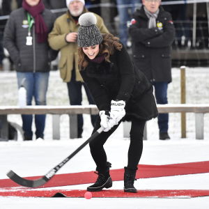 Catherine, Hertiginnan av Cambridge med bandyklubba i hand Prinsessan Catherine med bandyracket i Stockholm