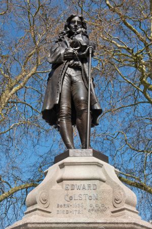 Edward Colston står inte längre kvar i Bristol Edward Colston, slavhandlare. Staty i Bristol.