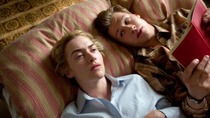 Michael (David Kross) lukee kirjaa Hannalle (Kate Winslet) elokuvassa Lukija