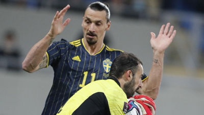 Georgiens målvakt Giorgi Loria fångar bollen framför näsan på Zlatan Ibrahimovic.