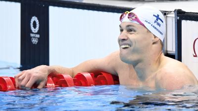 Ari-Pekka Liukkonen grimaserar i bassängen.