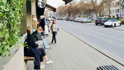 Ungdomar utanför ett café i Vilnius Gamla stad.