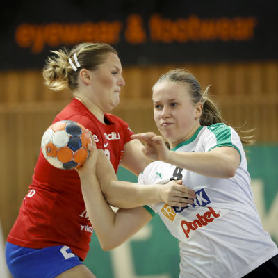 Sara Sandelin med bollen kämpar mot Anna Lindahl.