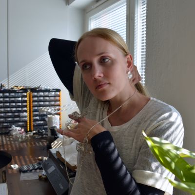 Korumuotoilija Jenni Rutonen ja hänen suunnittelemansa perhoskoru