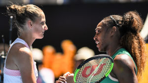 Karolina Pliskova och Serena Williams tackar varandra. Karolina Pliskova och Serena Williams tackar varandra.