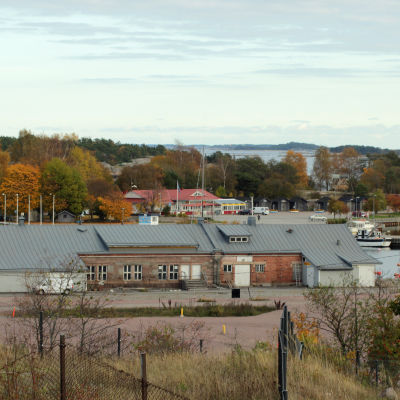 Utsikt över Östra hamnen i Hangö. I förgrunden Granitborgen.