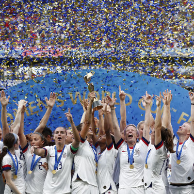 USA:s damlandslag lyfter VM-pokalen.