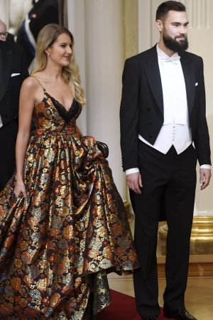 Tim Sparv (till höger) med sin flickvän Jitka Novackova. Tim Sparv med sin flickvän på slottsbalen.