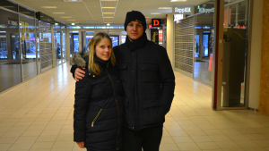 Jenni Bjondahl och Tomas Haglund går ofta förbi centrum, men stannar sällan för att handla annat än det mest nödvändiga. Jenni Bjondahl och Tomas Haglund.