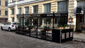 Parkletprojektet går ut på att företagare i Helsingfors centrum kan hyra parkeringsplatserna utanför sina lokaler och använda dem för sin affärsverksamhet. De flesta parkletrutorna har blivit uteserveringar. Uteservering inredd på två parkeringsplatser längs Lilla Robertsgatan.