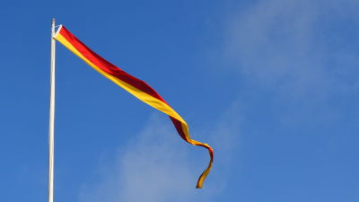 Rödgul husbondsvimpel som används av de svenskspråkiga i Egentliga Finland och Österbotten.