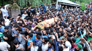 Rebelledaren Wani var en hjälte på sociala medier Människor i Kashmir bär Burhan Wanis kropp i Tral, Srinagar