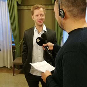Tomi Kallio intervjuas av Yle Turkus Kalle Talonen. Tomi Kallio intervjuas av Yle Turkus Kalle Talonen