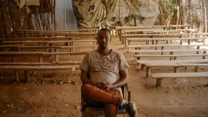 Elokuvateatterinhoitaja Abdikafi Mohamed telttakinossa Elokuvateatterinhoitaja Abdikafi Mohamed Ibrahim telttakinossa