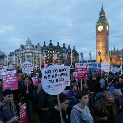 Demonstranter utanför Westminsterpalatset på måndag kväll under parlamentssessionen. De kräver att EU-medborgare ska få stanna kvar i Storbritannien. 13.3.2017