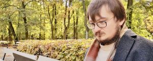 Łukasz Gos-Furmankiewicz sitter med sin laptop i parken. Han har nyligen tagit steget ut och blivit en digital nomad. Łukasz Gos-Furmankiewicz sitter med sin laptop i parken Ogrod Saski i Warszawa och jobbar.