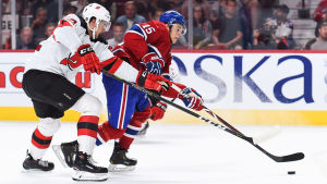 Jesperi Kotkaniemi (15) firar sitt första mål för Canadiens. Jesperi Kotkaniemi spelar i Montreal Canadiens.