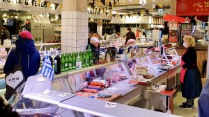 Under veckoslutet är det bara livsmedelsbutikerna och apoteken som håller öppet. En kund utan munskydd i kötthallen på Balti Jaama Turg i Tallinn.