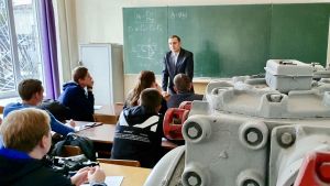 Pokrovsk har nu blivit Donetsk nationella tekniska universitets huvudort. Lokalerna är slitna, teknologin uppdateras steg för steg och kriget några mil österut känns åtminstone emellanåt avlägset. Ett klassrum i Donetsk nationella tekniska universitet i Pokrovsk. På bilden syns studenter och delar av en maskin som används inom gruvdriften i Donbass.