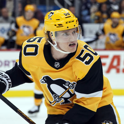 Juuso Riikola spelar ishockey för NHL-laget Pittsburgh Penguins.