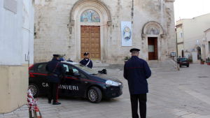 Polisen övervakar byn Grumo Appula i Italien i samband med begravningen av en ledare för maffiagruppen 'Ndrangheta. Polisen övervakar byn Grumo Appula i Italien i samband med begravningen av en ledare för maffiagruppen 'Ndrangheta