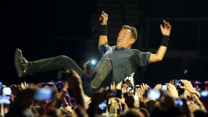 Bruce Springsteen yleisön joukossa