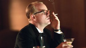 Philip Seymour Hoffman tupakoi drinkki kädessä Truman Capoten roolissa elokuvassa Capote.