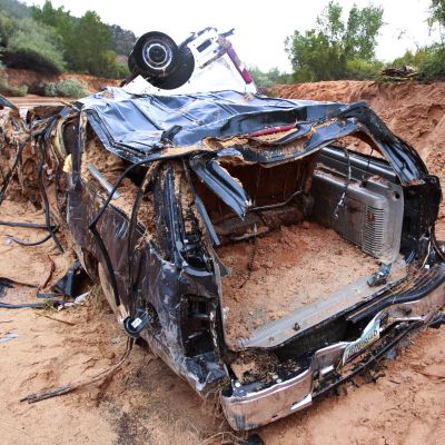 Två familjers bilar sveptes iväg av en störtflod i Hilldale, Utah den 15 september 2015.
