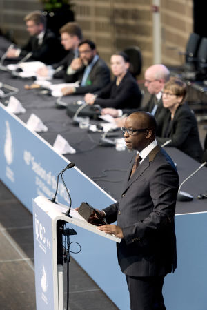 Jeremiah Lengoasa från Världsmeteorologiska organisationen (WMO) talar vid den internationella klimatpanelen i Köpenhamn 2014. Jeremiah Lengoasa från Världsmeteorologiska organisationen (WMO) talar vid den internationella klimatpanelen i Köpenhamn 2014.