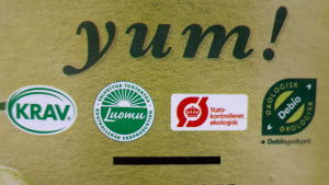 Luomu-märket, andra från vänster. Certifiering hjälper konsumenter att hitta inhemska produkter.