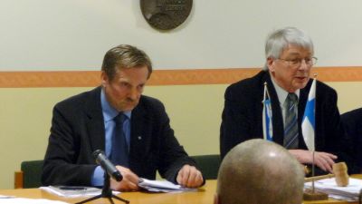 En modfälld Lars-Erik Staffans (t.v.) lämnade efter onsdagens fullmäktigemöte in sin ansökan om befriense från sina politiska uppdrag.
