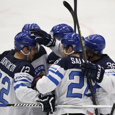 Finlands spelare jublar över ett mål, VM 2015.