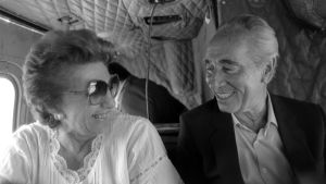 Shimon Peres tillsammans med sin fru Sonja (1985). Shimon Peres tillsammans med sin fru Sonja. (1985)