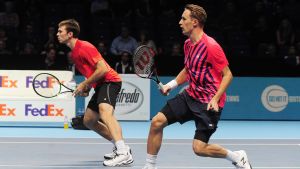 John Peers och Henri Kontinen. John Peers och Henri Kontinen på tennisbanan.