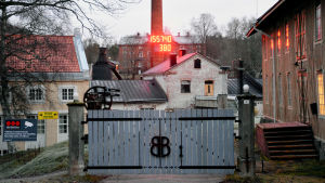 En frustrerad Olli Muurainen lät sätta upp en klocka som visar hur länge det tar tills byråkratin är avklarad. Bilden är från 2015. Nu visar klockan över 900 dagar. Porten till Billnäs bruk där en röd, stor digital klocka finns.