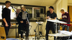 Rätt snart börjar en ny låt ta form när Vaskivuoren lukios bästa musiker släpps loss. Studerande vid Vaskivuoren lukio övar i nya projektet Dream Academy.