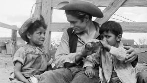Jättiläinen-elokuvan kuvaukset Texasissa 1955.  James Dean tauolla sekä paikalliset lapset Roberto Marquez (vas.), Jose Luis Vasquez (oik.). Kuva tv-dokumentista Jättiläisen lapset.