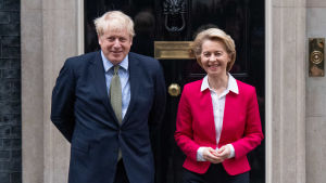 Boris Johnson och Ursula van der Leyden samtalade också på lördag kväll. Boris Johnson och Ursula von der Leyen står framför Johnsons bostad i London i januari 2020.