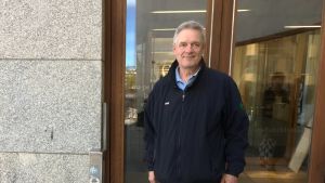 Christer Nyholm intresserar sig för de stora globala frågorna som EU kan påverka. Christer Nyholm utanför biblioteket.