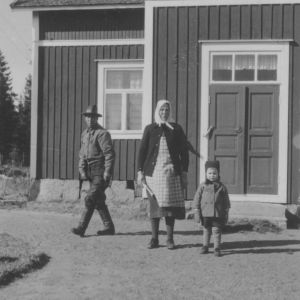 Mies, huivipäinen nainen ja kaksivuotias Pentti Kronqvist Fäbodassa