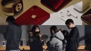 Apples försäljning i Kina blev mindre än förväntat Kunder i en av apples affärer i Peking