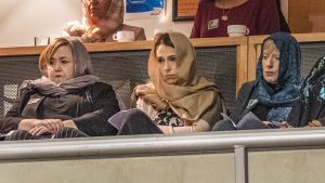 Nya Zeelands premiärminister Jacinda Ardern ( i mitten) deltog i en minnesstund för offren i en moské inför årsdagen för masskjutningen. Nya Zeelands premiärminister Jacinda Ardern ( i mitten) deltog i en minnesstund för offren i en moské inför årsdagen för masskjutningen.