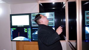Den nordkoreanske ledaren Kim Jong-Un följde med uppskjutningen av en missil av typen Hwasong-15 den 29 november. Bilden publicerades följande dag av Nordkoreas statliga nyhetsbyrå KCNA. Den nordkoreanske ledaren Kim Jong-Un följde med uppskjutningen av en missil av typen Hwasong-15 den 29 november. Bilden publicerades följande dag av Nordkoreas statliga nyhetsbyrå KCNA.