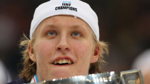 Patrik Laine har redan blivit en stjärna i NHL. Patrik Laine lyfter JVM-bucklan.