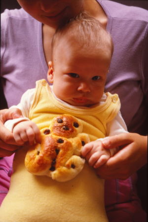 Mikko Perkoilan poika Kall vauvana, käsissään pulla, joka on pojan muotoinen. 
